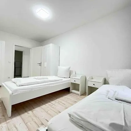 Lap101 - Grosse Moderne Monteurwohnung Uebergangswohnung